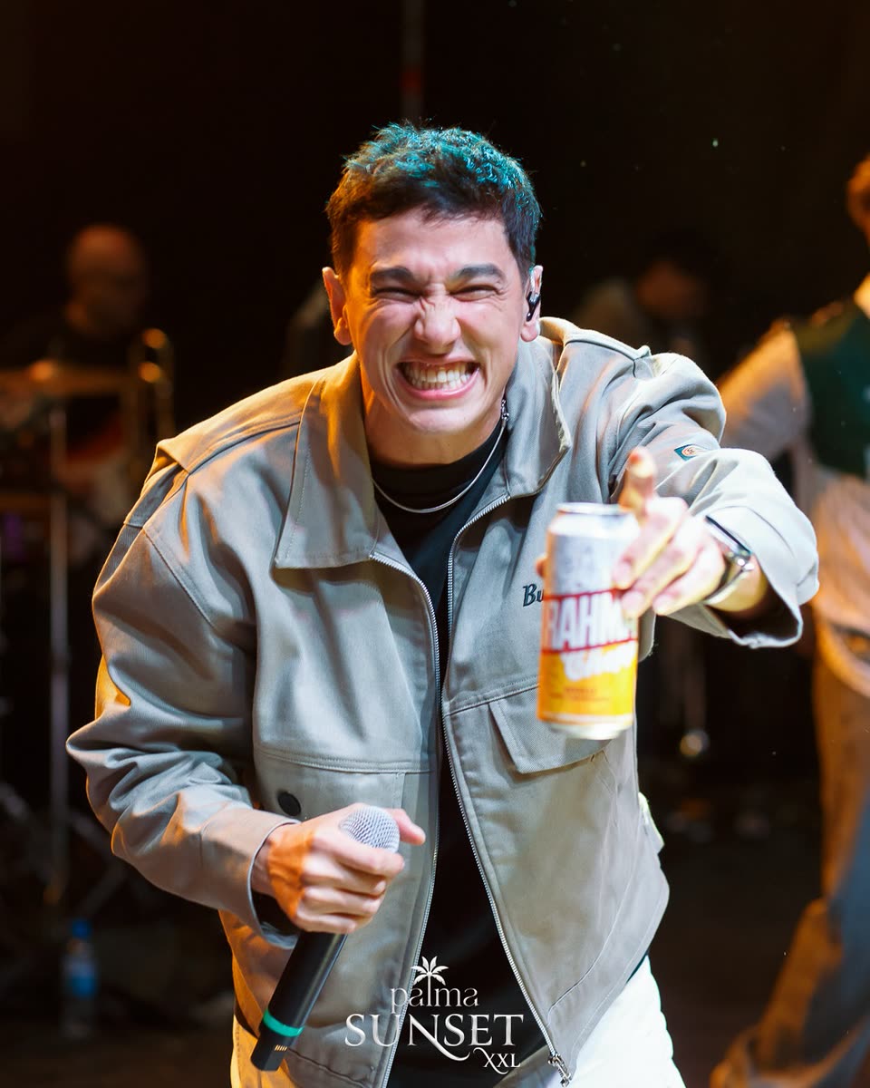 Un cantante en el escenario de Palma Sunset, riéndose con el micrófono