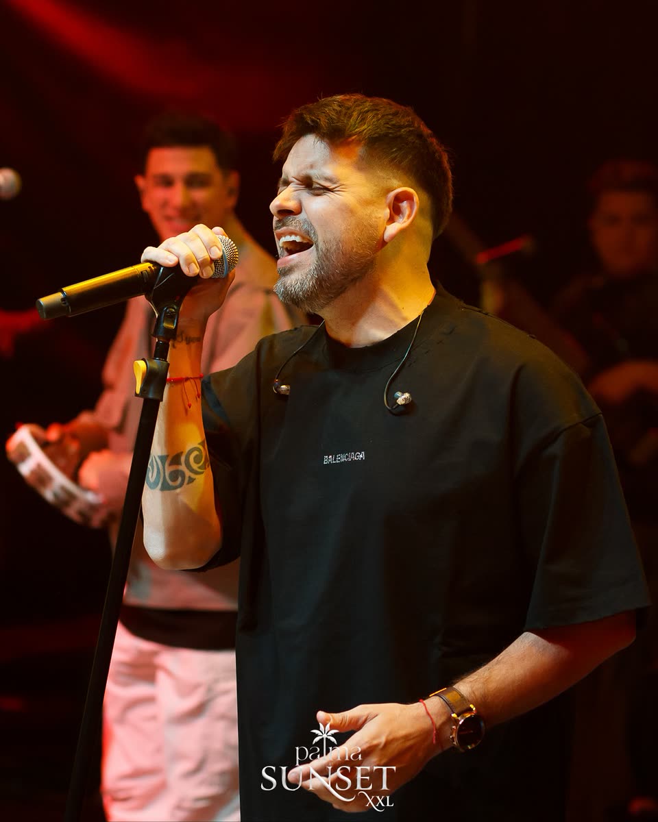 Un cantante en vivo en Palma Sunset