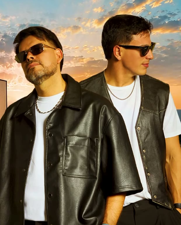 Los cantantes de Q'Lokura con lentes de sol al atardecer